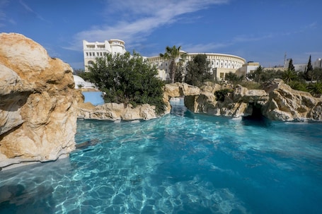 Una piscina techada, una piscina al aire libre