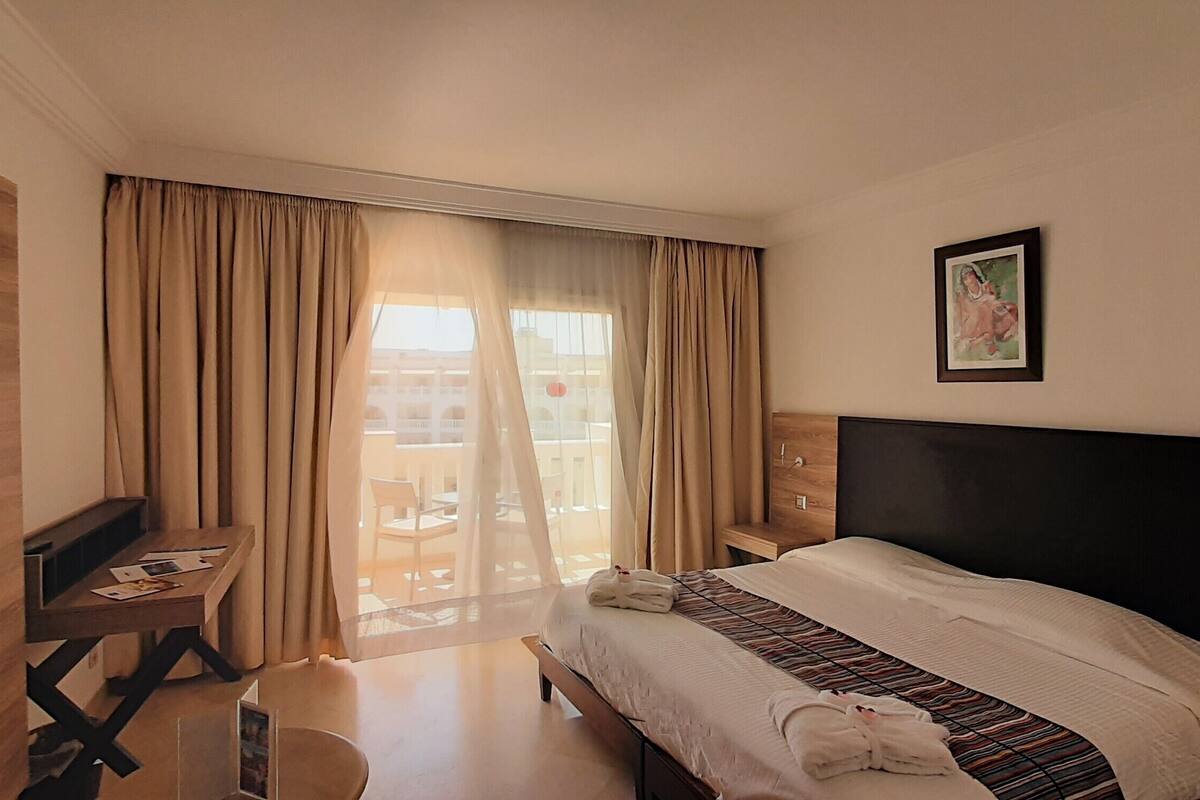 Minibar, escriptori, cortines opaques i bressols gratuïts 