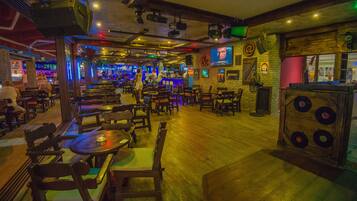 2 bar/lounge, bar a bordo piscina