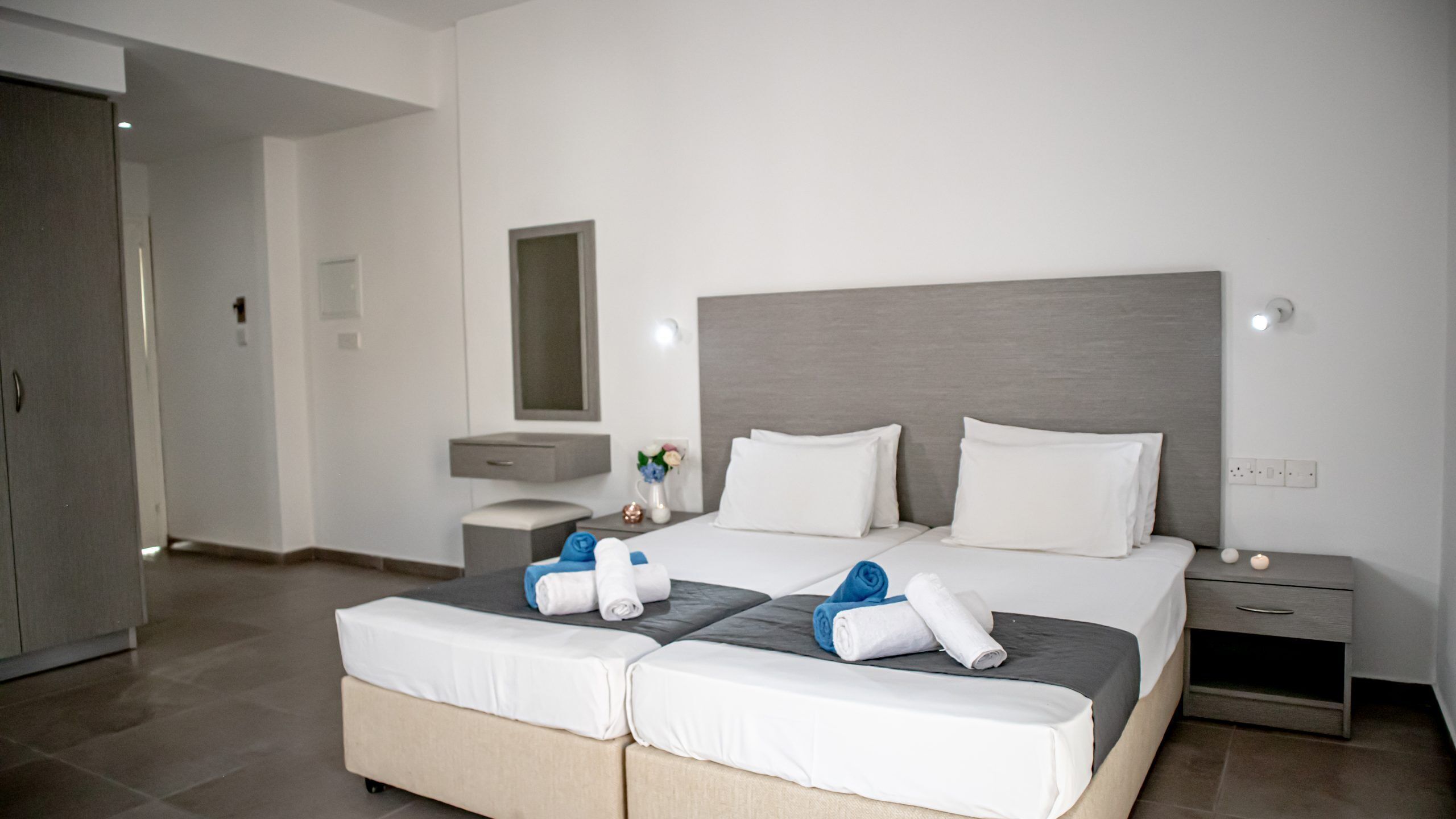 Escritorio, cortinas opacas, ropa de cama