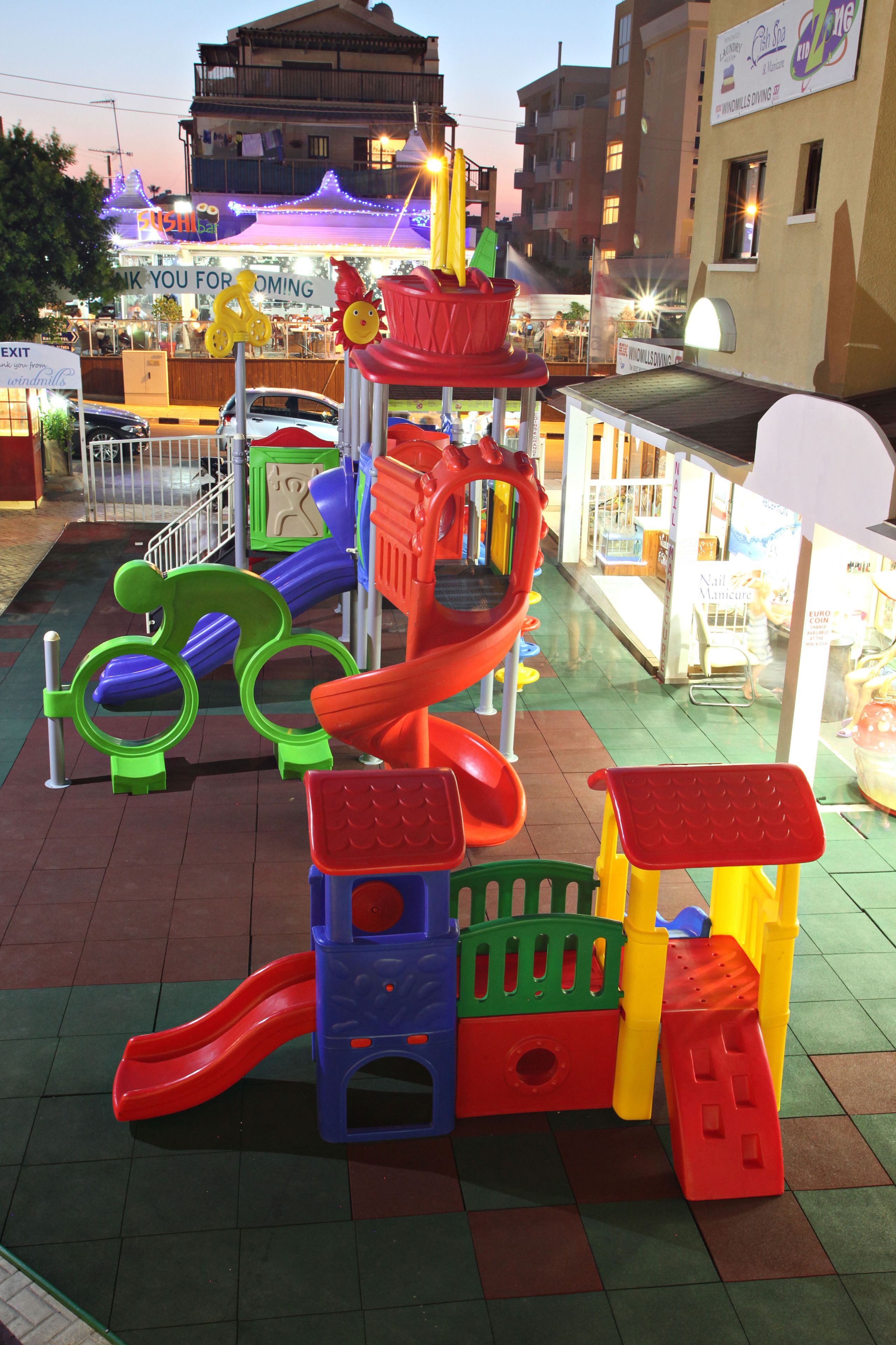 Un parque infantil con toboganes y estructuras para escalar.