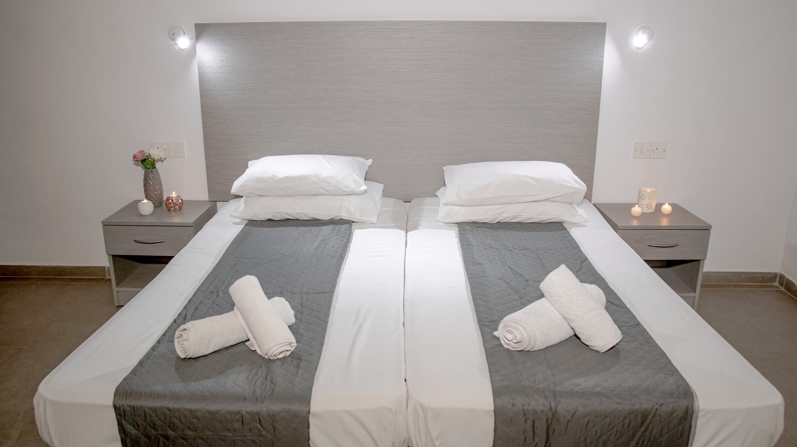 Escritorio, cortinas opacas, ropa de cama
