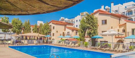 Seasonal outdoor pool, sun loungers