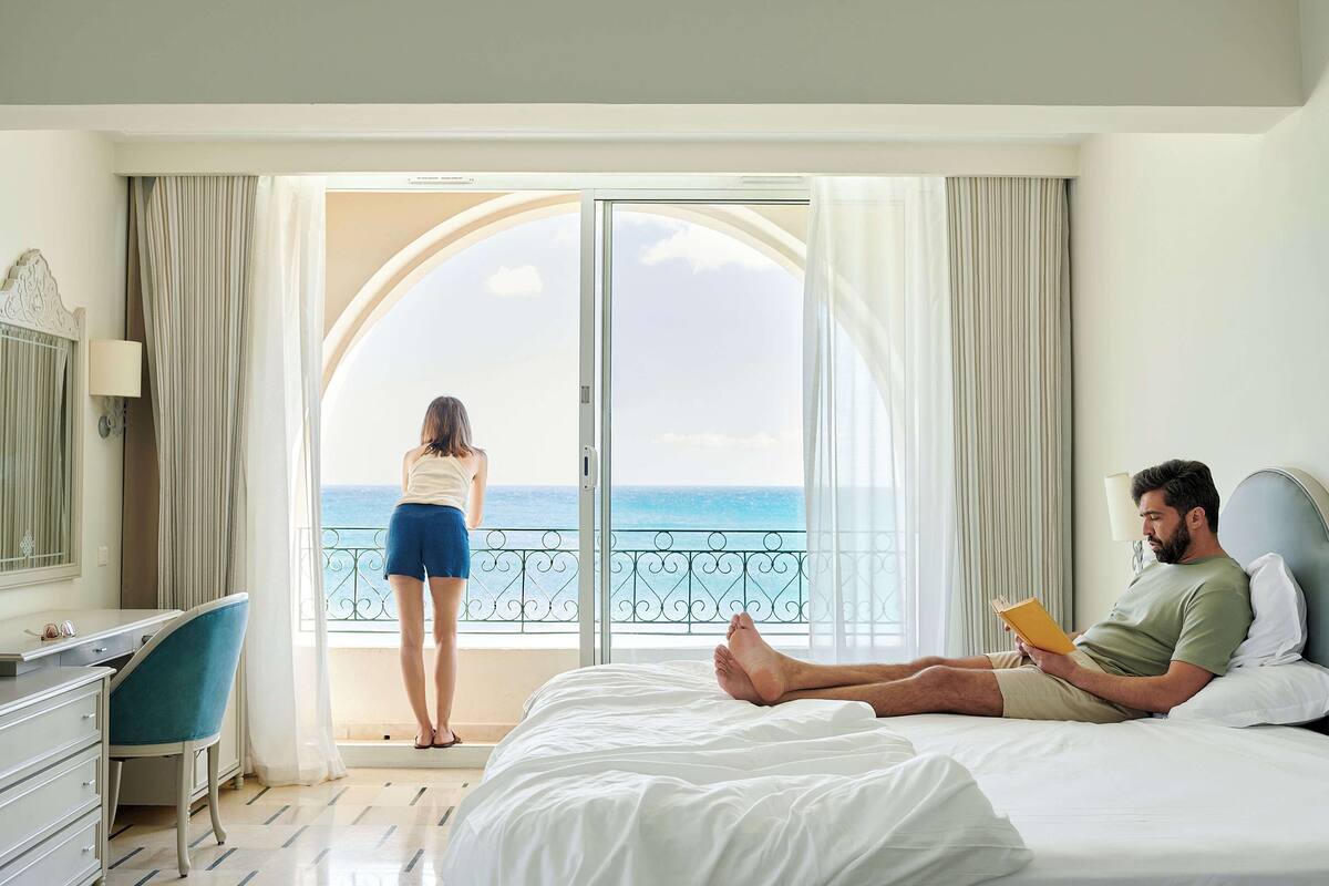 Tweepersoonskamer, uitzicht op zee (Priority Location) | Een minibar, een bureau, verduisterende gordijnen, gratis wifi