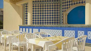 2 restaurantes; se sirven desayunos, almuerzos y cenas