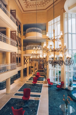 Coin salon dans le hall