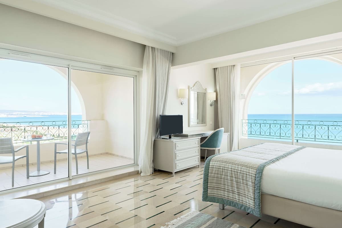 junior suite, sea view | minibar, individually decorated, individually furnished, desk