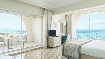 Suite junior, vistas al mar | Minibar, decoración individual, mobiliario individual y escritorio