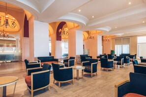 2 bars/lounges