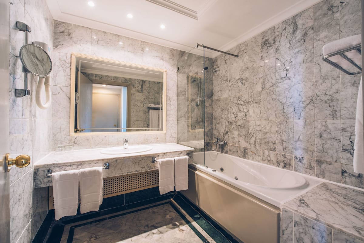 bathtub, deep-soaking bathtub, eco-friendly toiletries, towels