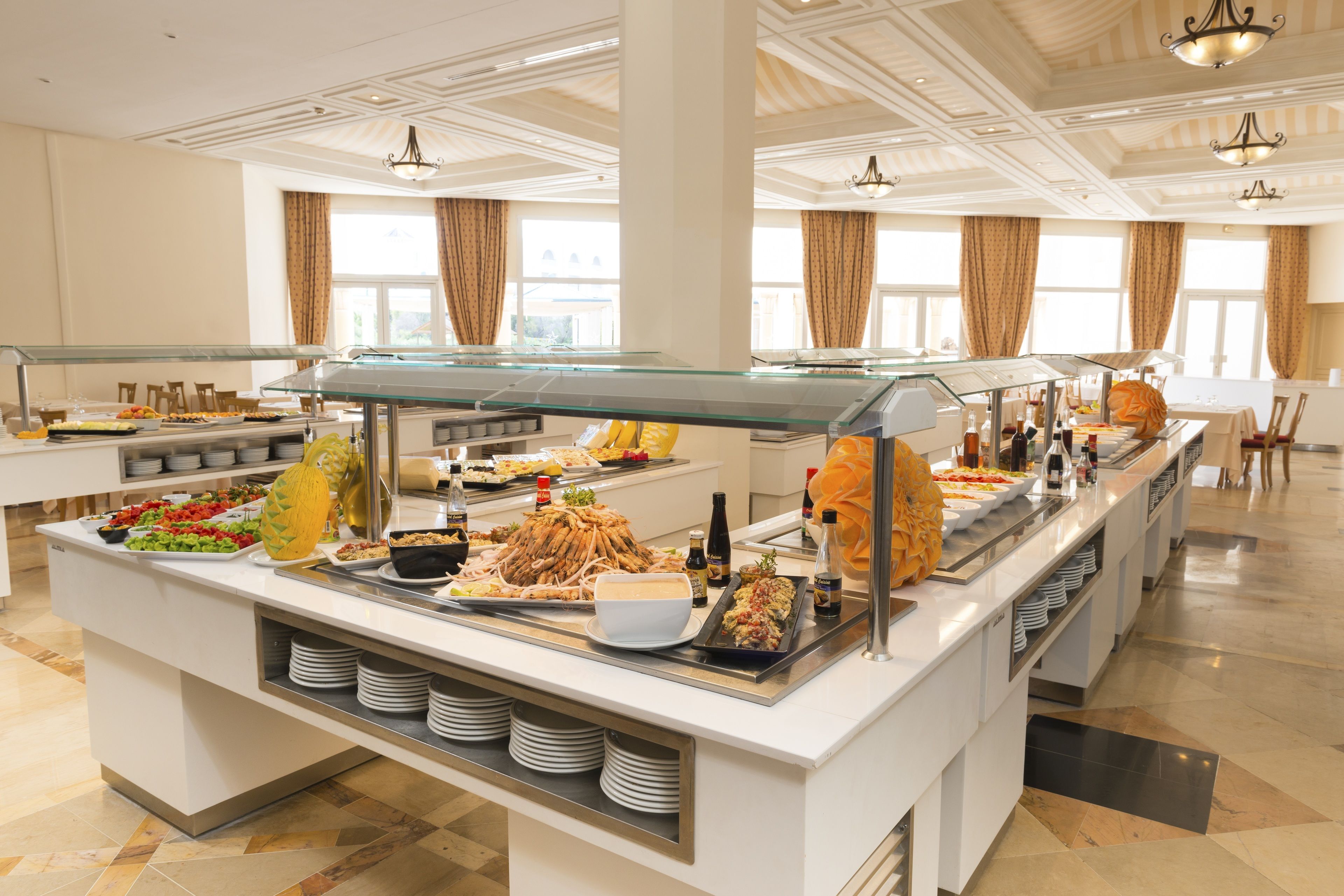 2 restaurants, breakfast served