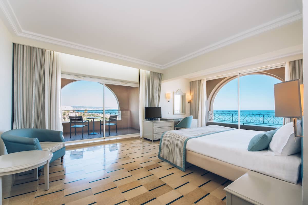 junior suite, sea view | minibar, individually decorated, individually furnished, desk