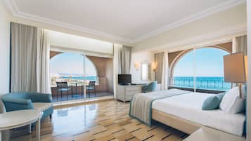 Junior Suite, Sea View | Minibar, individually decorated, individually furnished, desk