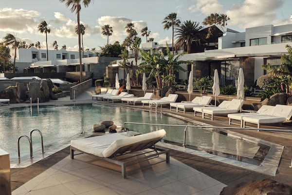 Outdoor pool, pool umbrellas, sun loungers