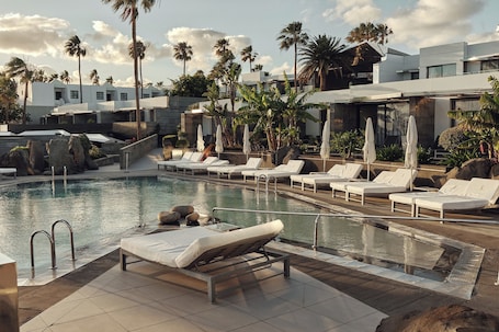 Outdoor pool, pool umbrellas, sun loungers