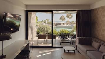 Junior suite, uitzicht op zwembad (2 adults) | 1 slaapkamer, luxe beddengoed, donsdekens