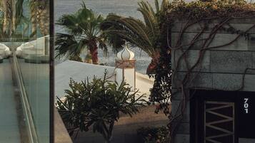 Außenpool, Sonnenschirme, Liegestühle