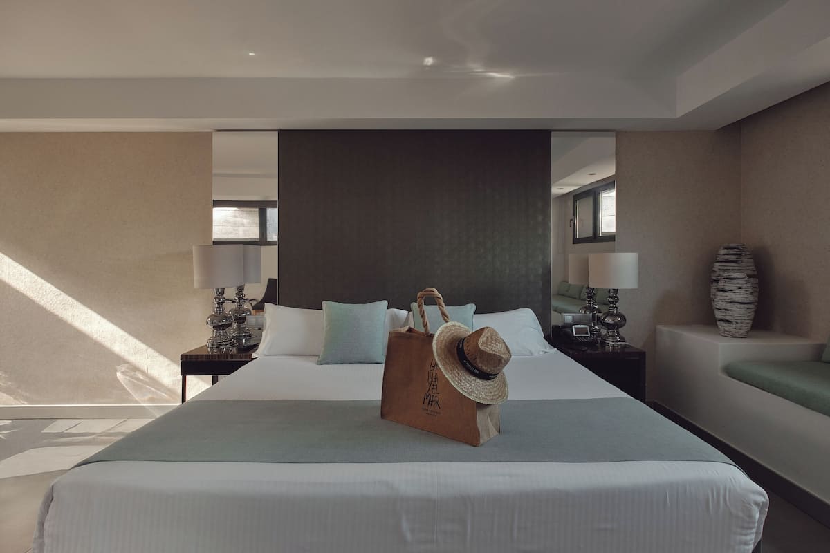 1 bedroom, premium bedding, down duvets, free minibar items