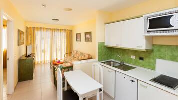 Fridge, microwave, stovetop, cookware/dishes/utensils