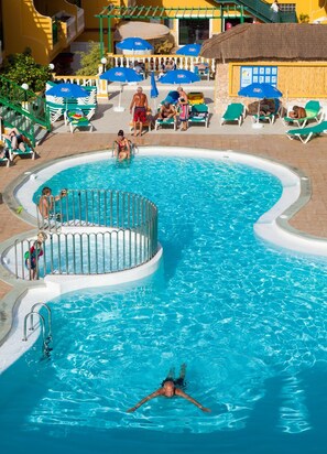 Udendørs pool, parasoller, liggestole