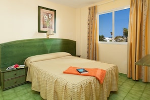 Cortinas blackout, cunas gratuitas, wifi y ropa de cama 