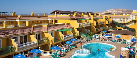 Piscine extérieure, parasols de plage, chaises longues