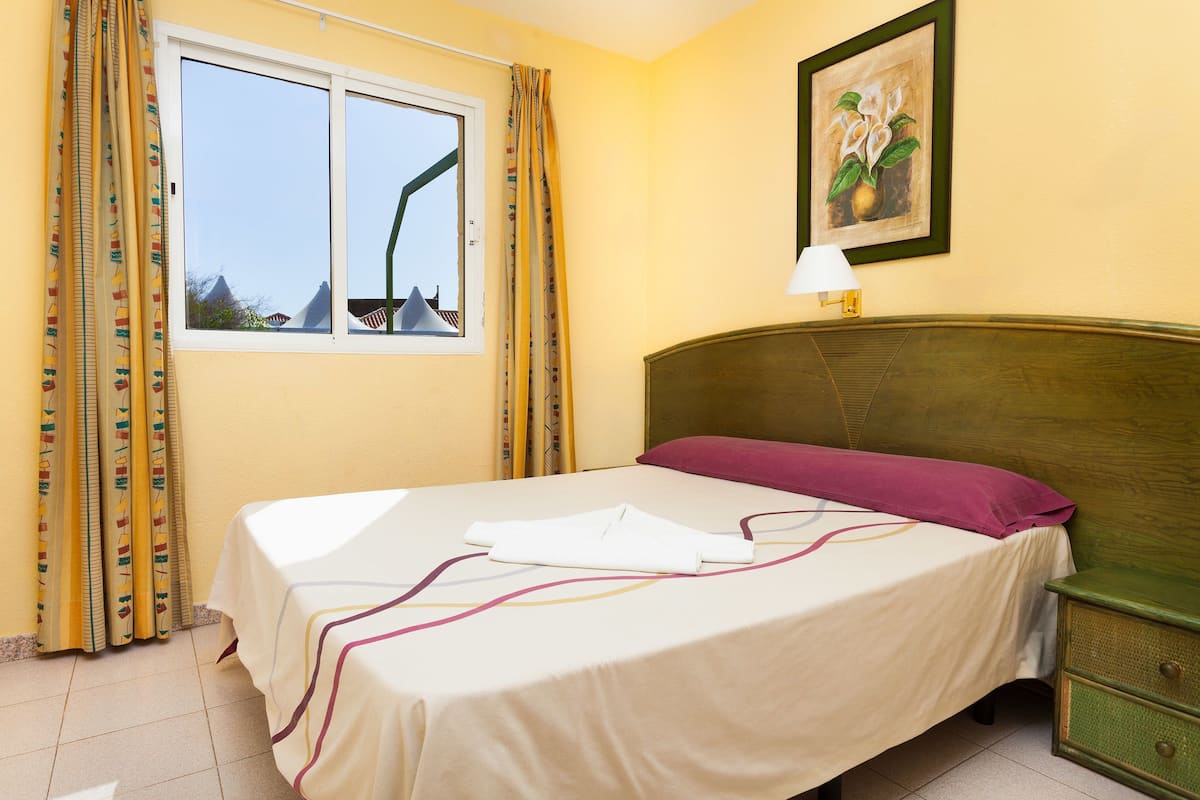 blackout curtains, free cots/infant beds, wifi, bed sheets