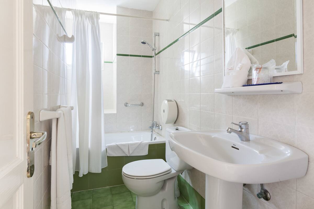 combined shower/bathtub, towels