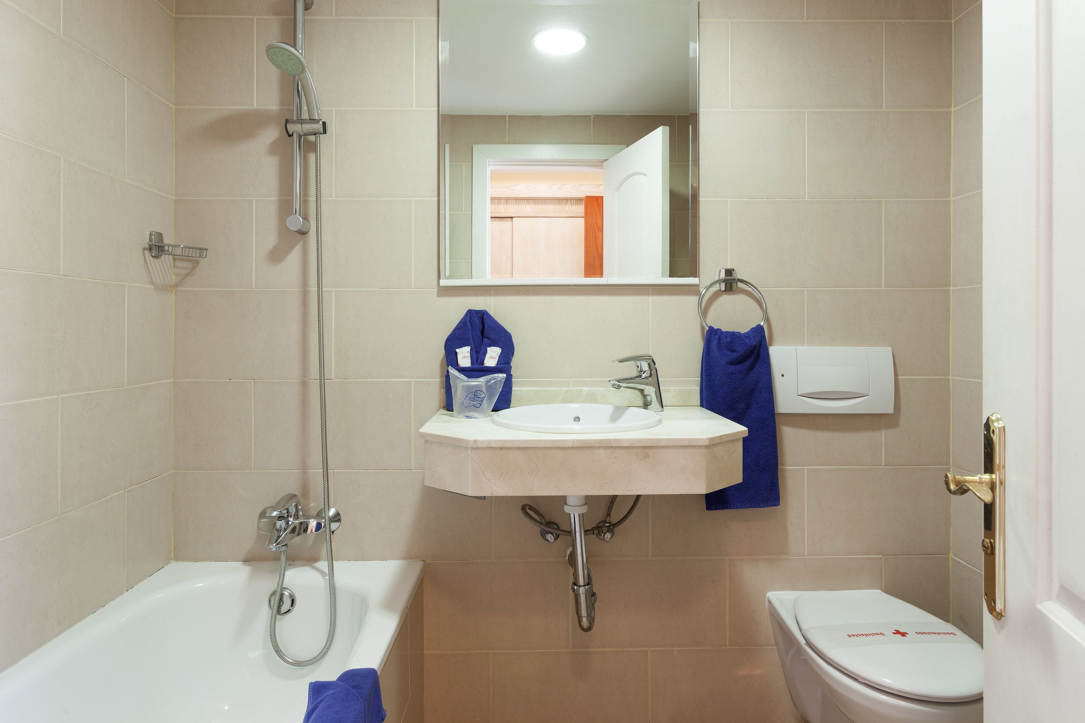 combined shower/bathtub, towels