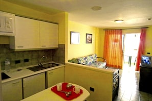 Fridge, microwave, stovetop, cookware/dishes/utensils