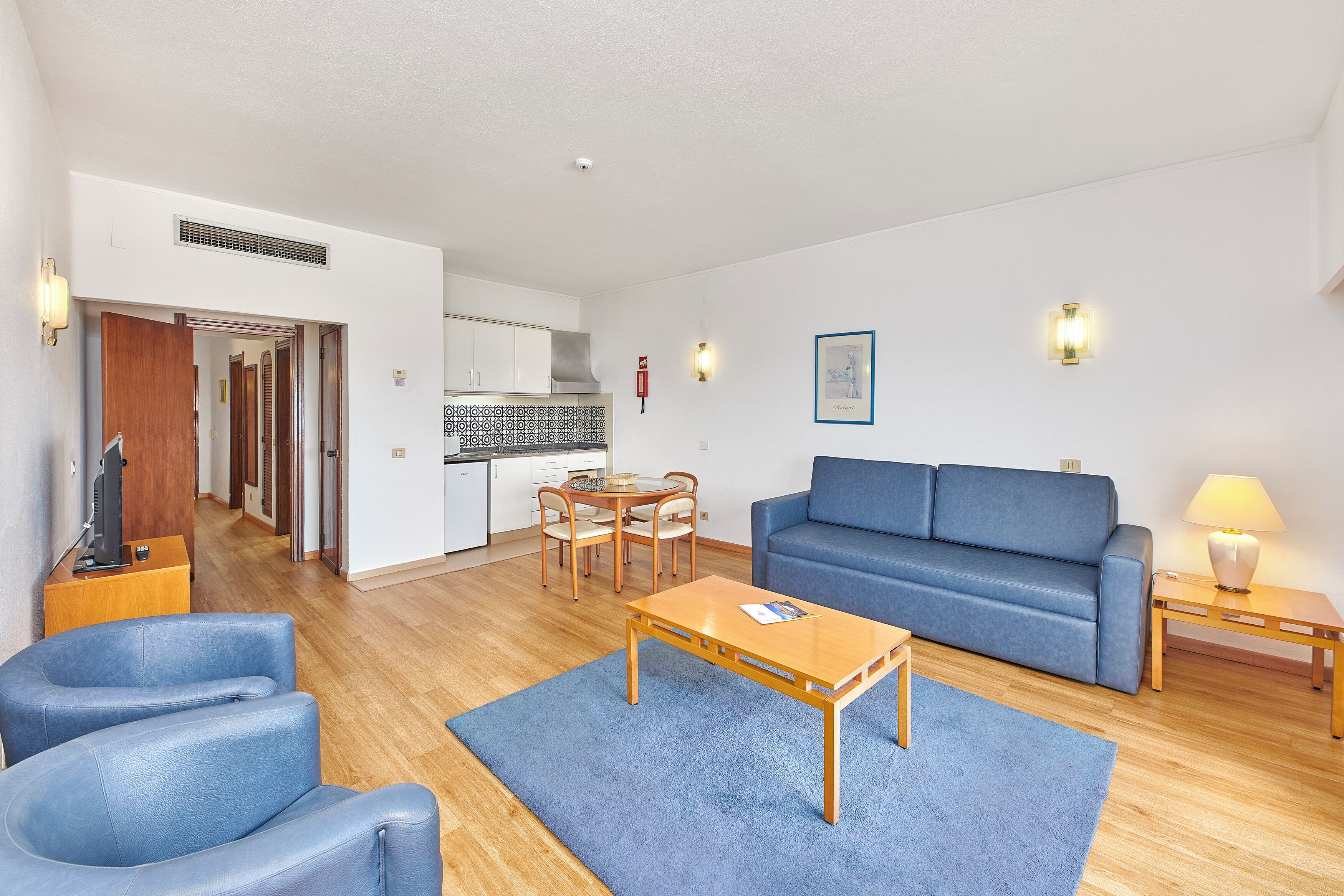 Refrigerador, microondas, tetera/pava eléctrica