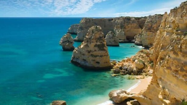 A coastal landscape with rocky formations and clear blue waters. - Hotel Apartamento Brisa Sol (Albufeira)