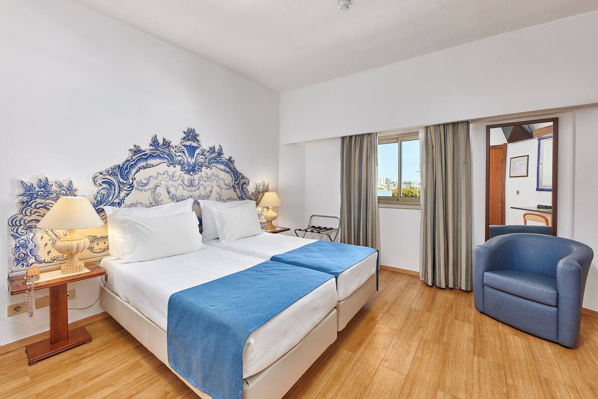 Twin Room | 1 bedroom, pillowtop beds, in-room safe, soundproofing