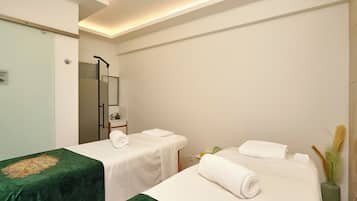 Sauna, hot tub, Turkish bath/hammam, massage/treatment rooms, massages