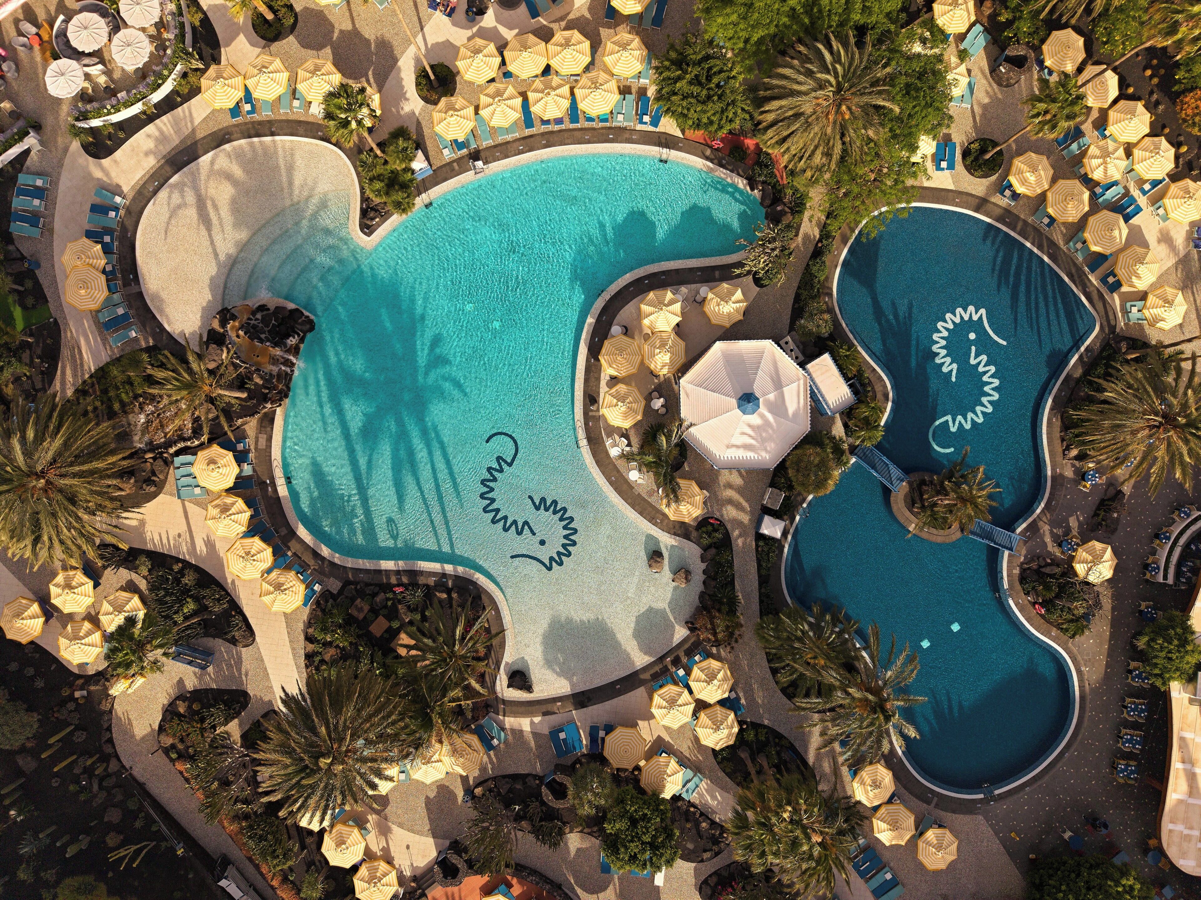 2 piscines extérieures, parasols de plage, chaises longues