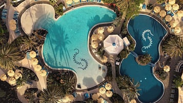 2 piscines extérieures, parasols de plage, chaises longues