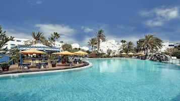 2 piscines extérieures, parasols de plage, chaises longues