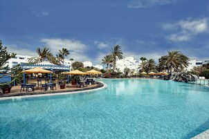 2 สระว่ายน้ำกลางแจ้ง, ร่มริมสระว่ายน้ำ, เก้าอี้อาบแดดริมสระ