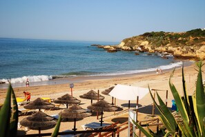 På stranden, parasoller och strandhanddukar