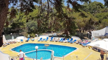 Udendørs pool, åben fra kl. 09.00 til kl. 20.00, parasoller, liggestole