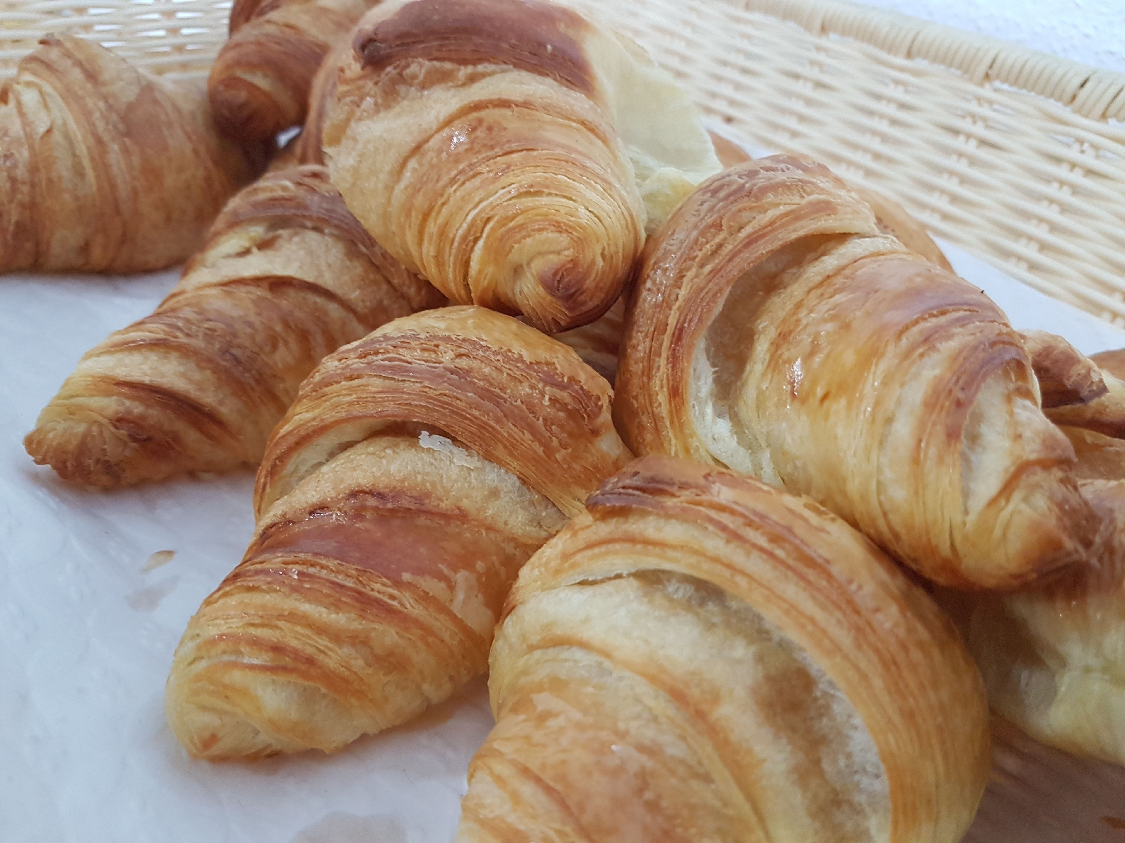 Una cesta de croissants.