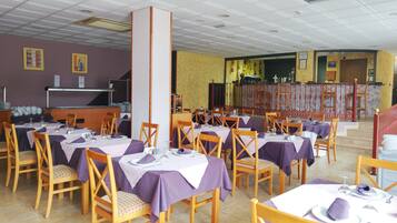 Esmorzar diari a la carta (6 EUR per persona)