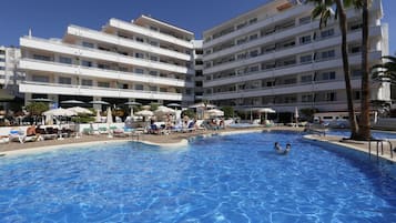 2 outdoor pools, sun loungers