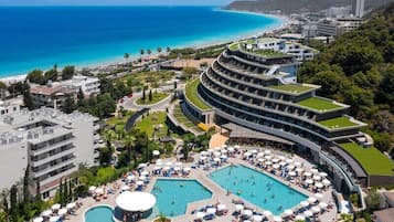 Una piscina cubierta, 3 piscinas al aire libre, sombrillas, tumbonas