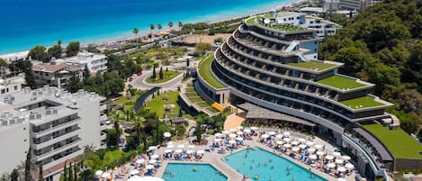 Innendørsbasseng,3 utendørsbassenger, bassengparasoller og solsenger