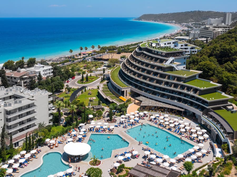 Una piscina techada, 3 piscinas al aire libre, sombrillas