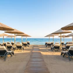 Accommodatie ligt op het strand, ligstoelen, parasols, strandlakens