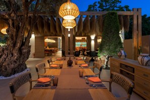6 restaurants, serveren ontbijt