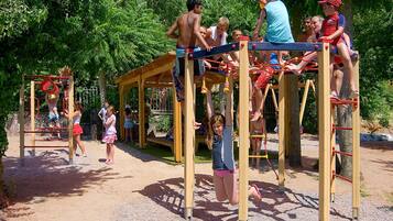 Área de juegos infantiles al aire libre