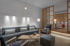 Superior suite | Woonruimte | Een tafeltennistafel en boeken